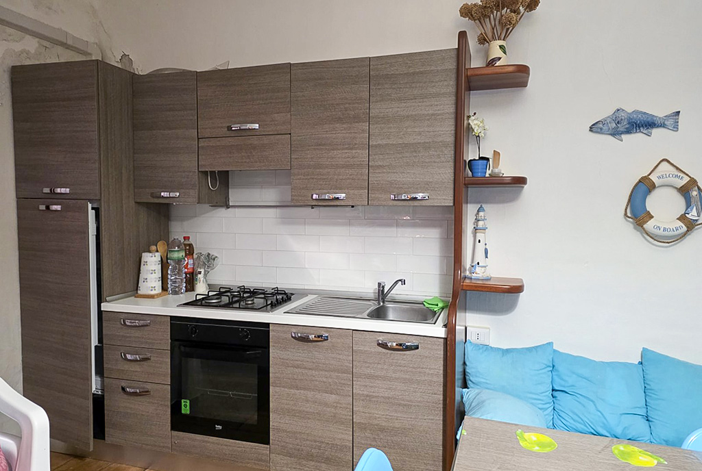 zbliżenie na kuchnię w luksusowym apartamencie na sprzedaż Włochy Costa Paradiso