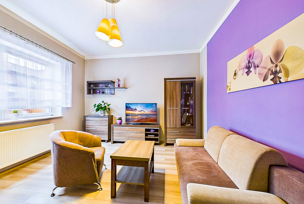 odważna kolorystyka w salonie ekskluzywnego domu do sprzedaży Poznań okolice