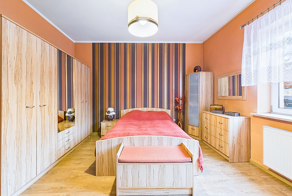 kameralna sypialnia w ekskluzywnym domu na sprzedaż Poznań okolice