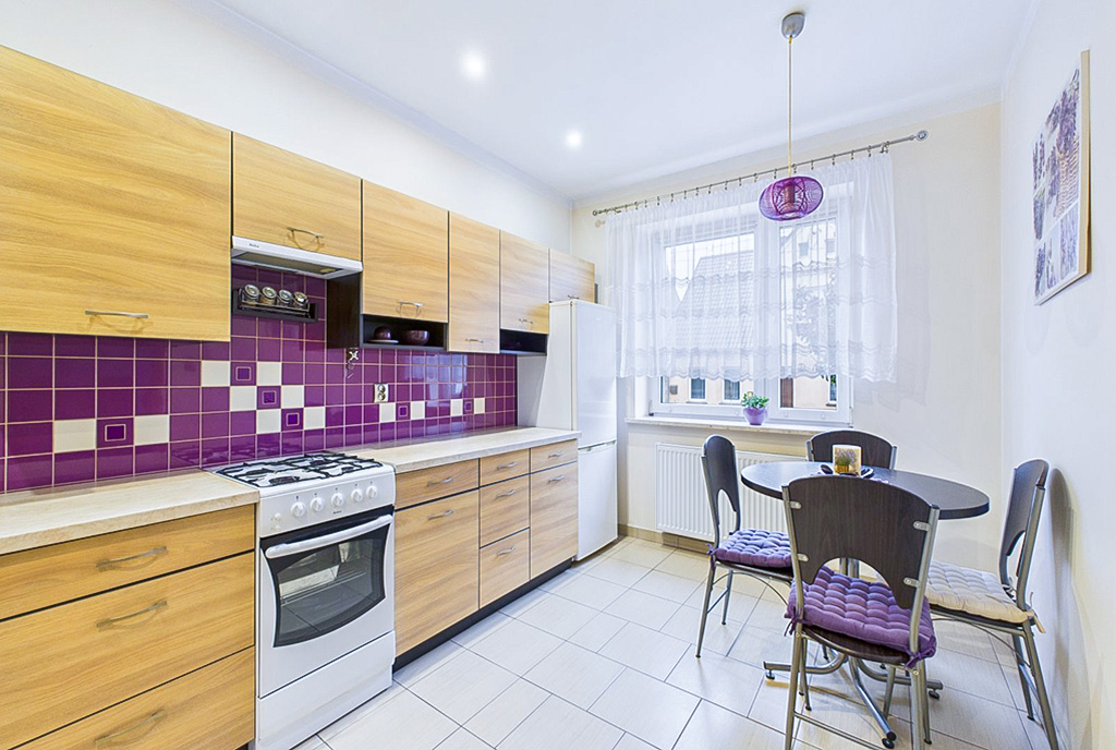 spójna kolorystycznie z salonem kuchnia w luksusowym domu na sprzedaż Poznań okolice