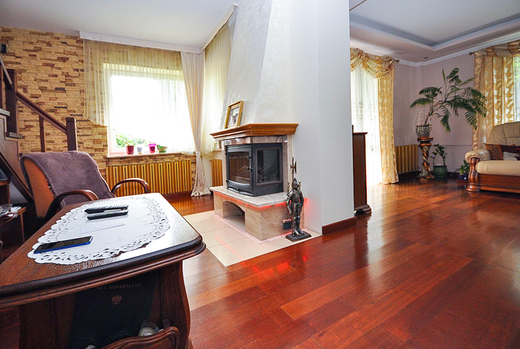 imponujący kominek w luksusowej willi na sprzedaż Piotrków Trybunalski okolice