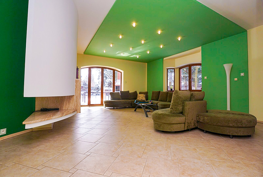 przestronne wnętrze luksusowej willi na sprzedaż Piotrków Trybunalski