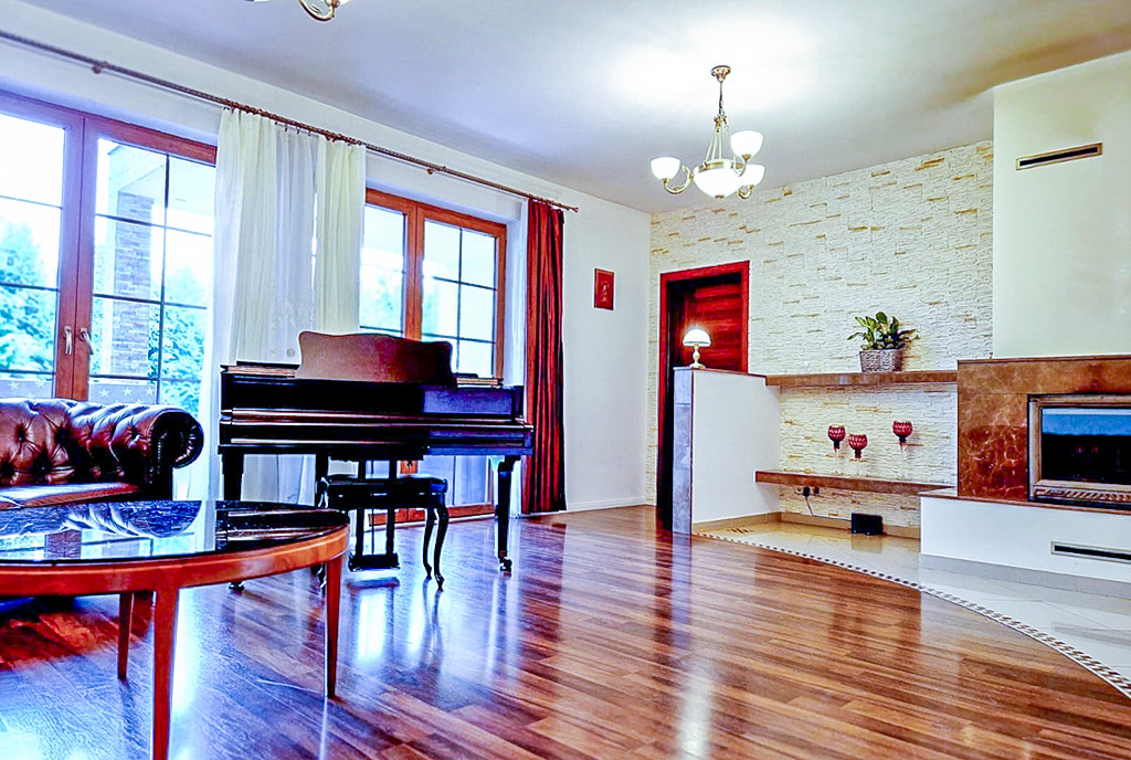 fortepian w salonie ekskluzywnej willi do sprzedaży Szczecin okolice