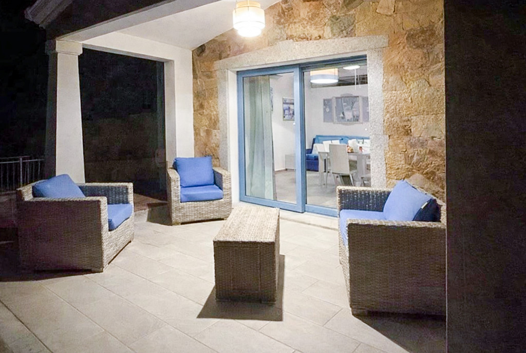 fragment tarasu przy luksusowej willi do wynajmu Włochy La Caletta