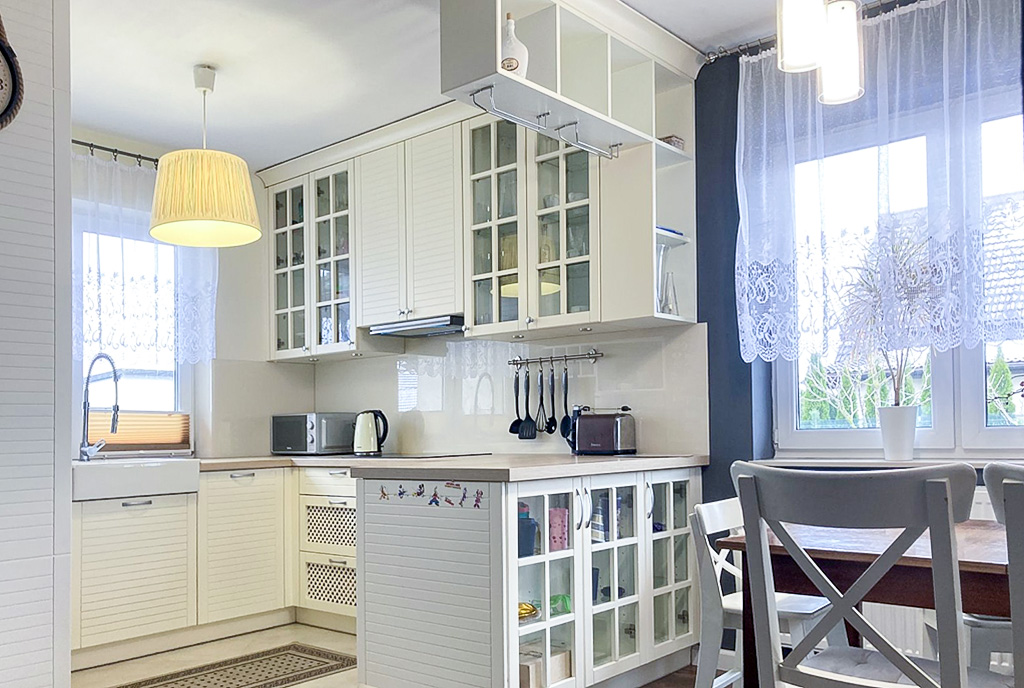 estetycznie wykończona kuchnia w luksusowej willi na sprzedaż Słupsk okolice