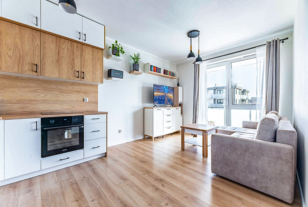 słoneczny salon w ekskluzywnym apartamencie do sprzedaży Gdynia okolice