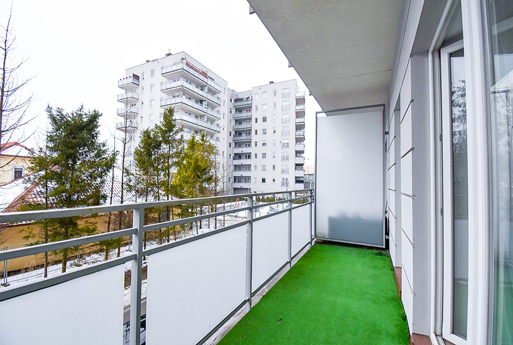 słoneczny balkon przy ekskluzywnym apartamencie na sprzedaż Gdynia okolice