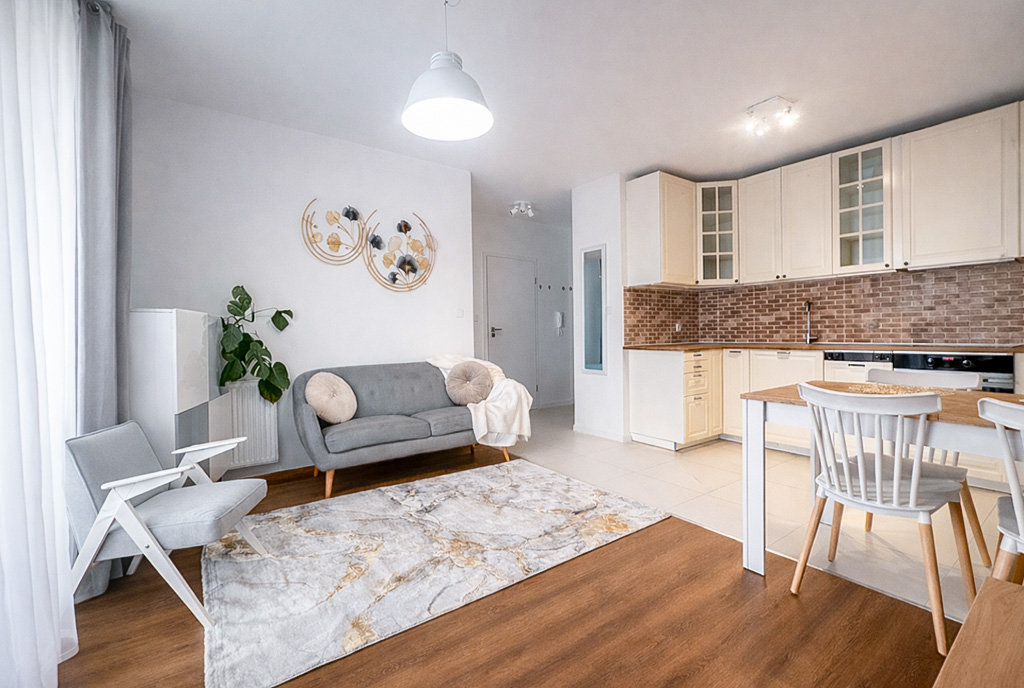 po lewej salon, po prawej aneks kuchenny w ekskluzywnym apartamencie do sprzedaży Gdynia okolice