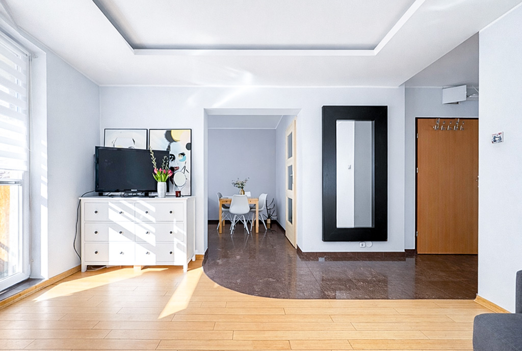 widok na pokój dzienny w luksusowym apartamencie na sprzedaż Gdynia okolice