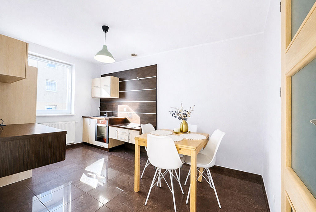 imponujący pokój gościnny w ekskluzywnym apartamencie na sprzedaż Gdynia okolice