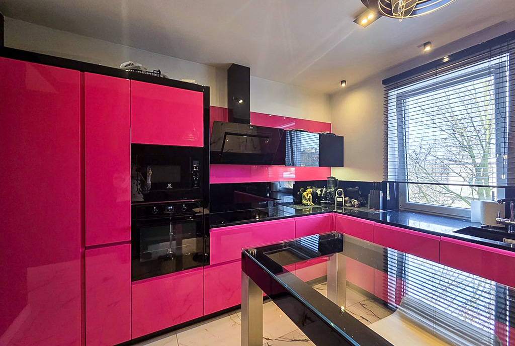 elegancka czerń w kuchni ekskluzywnego apartamentu do sprzedaży Katowice