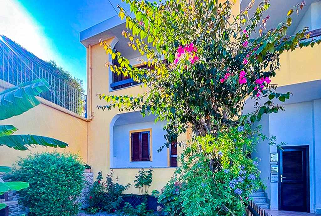 frontowa elewacja ekskluzywnego apartamentu do sprzedaży Włochy (Lu Bagnu)