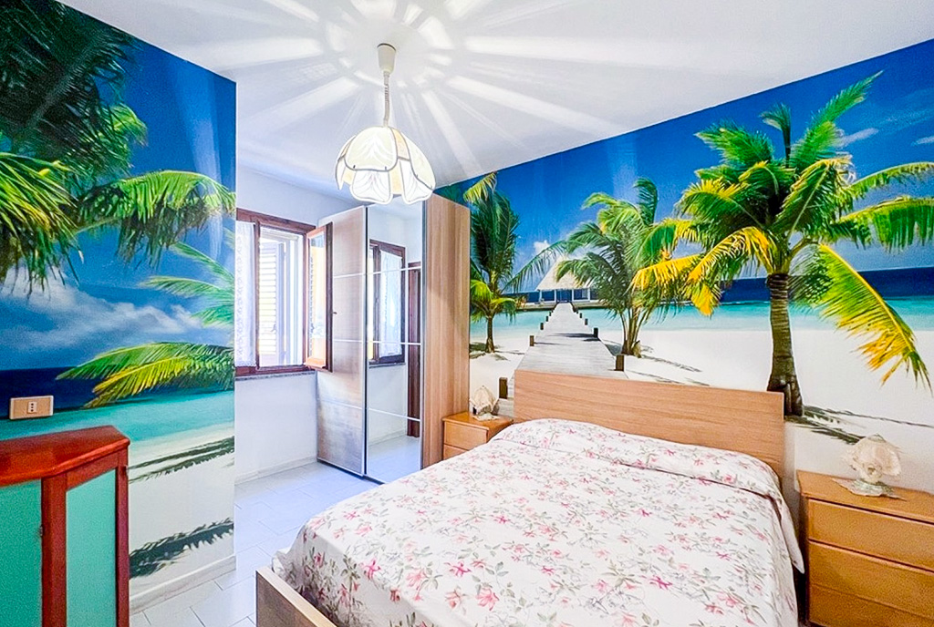 elegancka sypialnia w ekskluzywnym apartamencie na sprzedaż Włochy (Lu Bagnu)