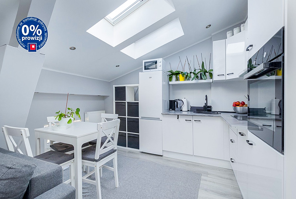 po lewej jadalnia, po prawej kuchnia w luksusowym apartamencie na sprzedaż Szczecin