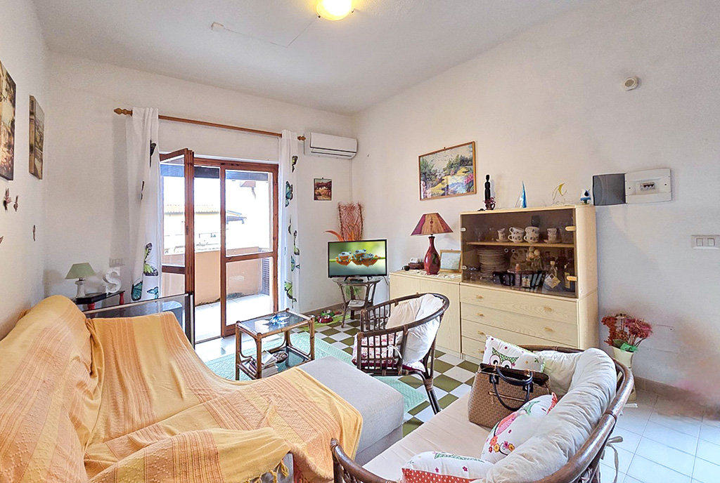 kameralny salon w ekskluzywnym apartamencie do sprzedaży Włochy Lu Bagnu