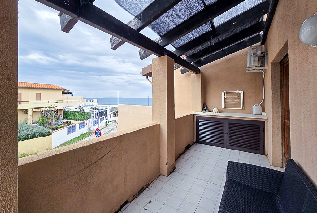 imponujący balkon przy ekskluzywnym apartamencie na sprzedaż Włochy Lu Bagnu