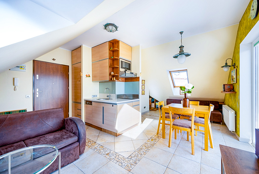 kameralny pokój dzienny w ekskluzywnym apartamencie do sprzedaży nad morzem