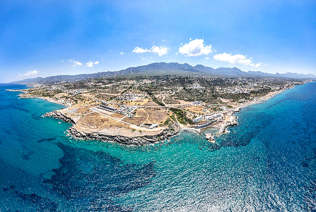 nadmorska okolica, w której znajduje się ekskluzywny apartament na sprzedaż Cypr Esentepe Girne