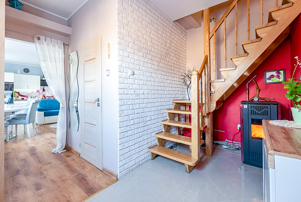 praktyczny hol z funkcjonalnym rozkładem pokoi i pomieszczeń w ekskluzywnym apartamencie na sprzedaż Elbląg okolice