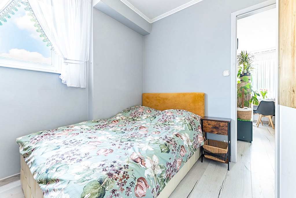 na zdjęciu zaciszna sypialnia w ekskluzywnym apartamencie na sprzedaż Gdynia okolice