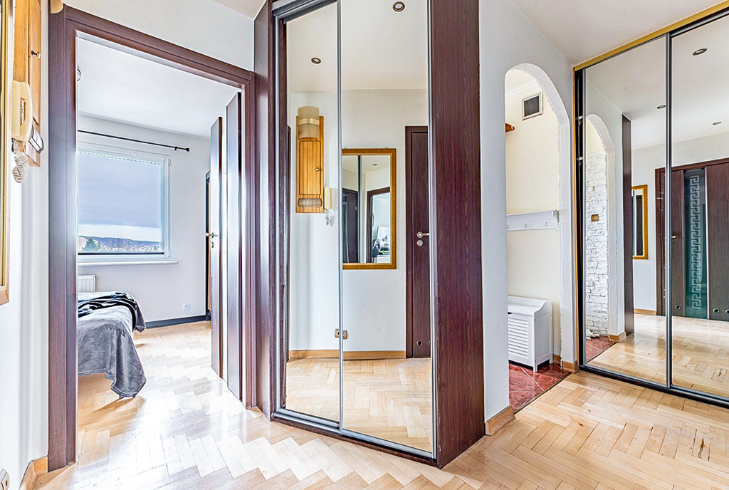 lustra w przedpokoju ekskluzywnego apartamentu na sprzedaż Gdynia okolice