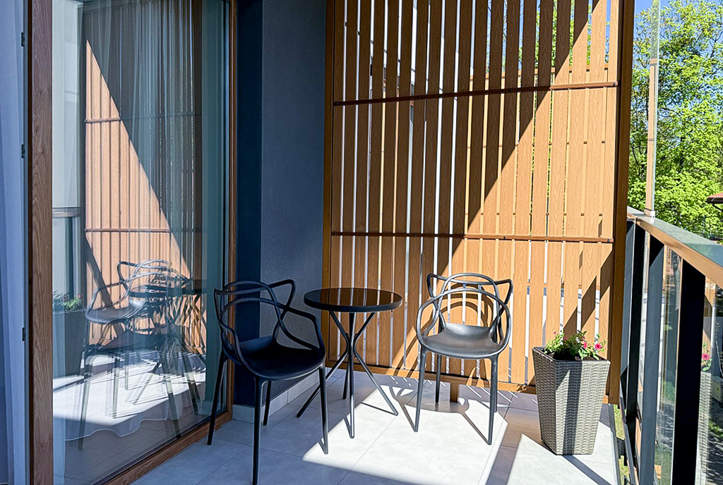 imponujący balkon przy ekskluzywnym apartamencie na sprzedaż Mazury