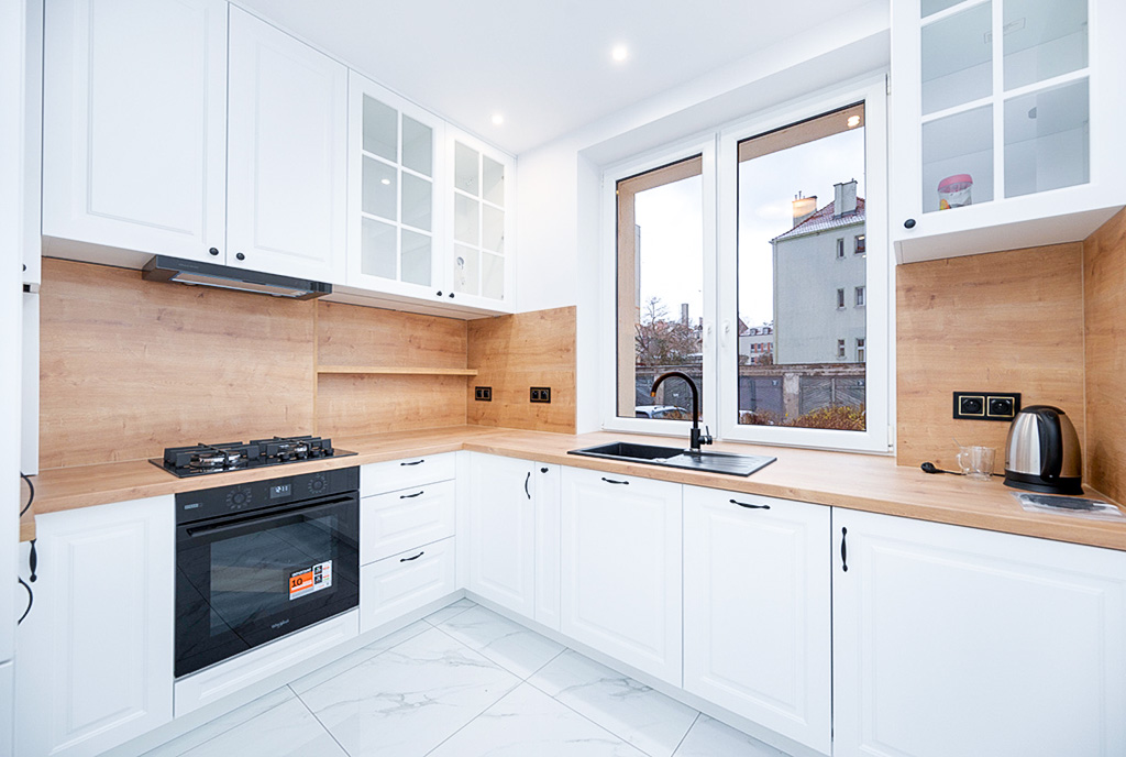 zbliżenie na aneks kuchenny w ekskluzywnym apartamencie na sprzedaż Sopot