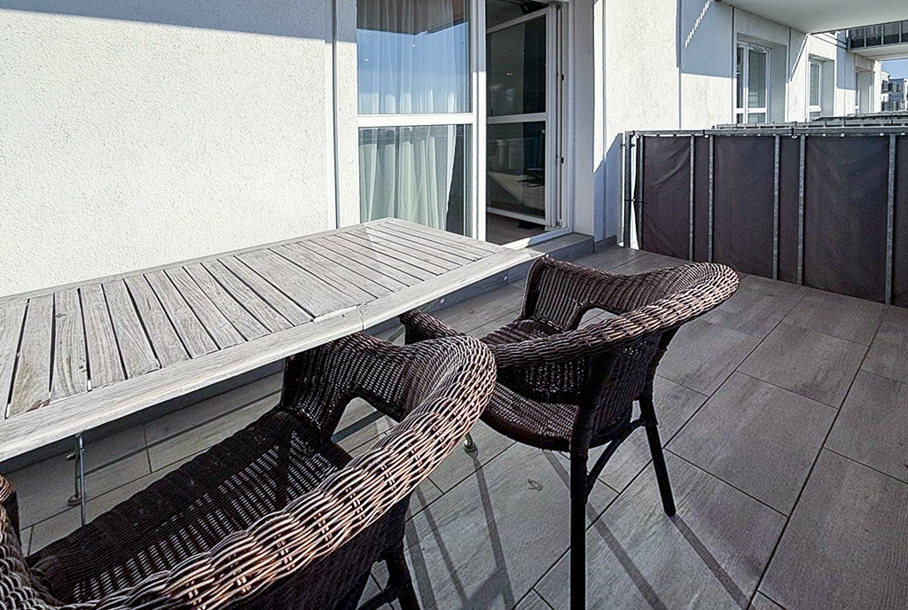 słoneczny balkon przy ekskluzywnym apartamencie na sprzedaż Szczecin