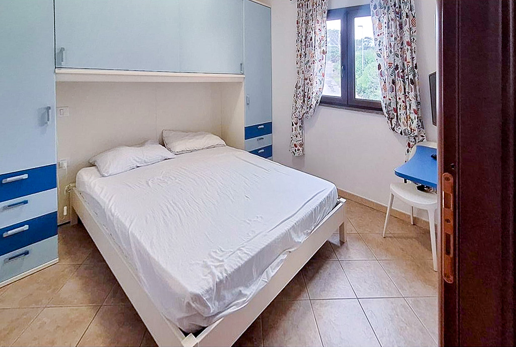 zaciszna sypialnia w ekskluzywnym apartamencie na sprzedaż Włochy (Lu Bagnu)