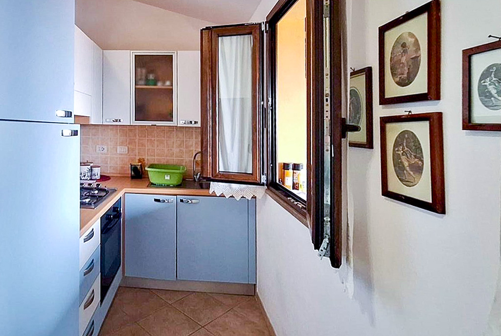 kameralna kuchnia w luksusowym apartamencie na sprzedaż Włochy (Lu Bagnu)