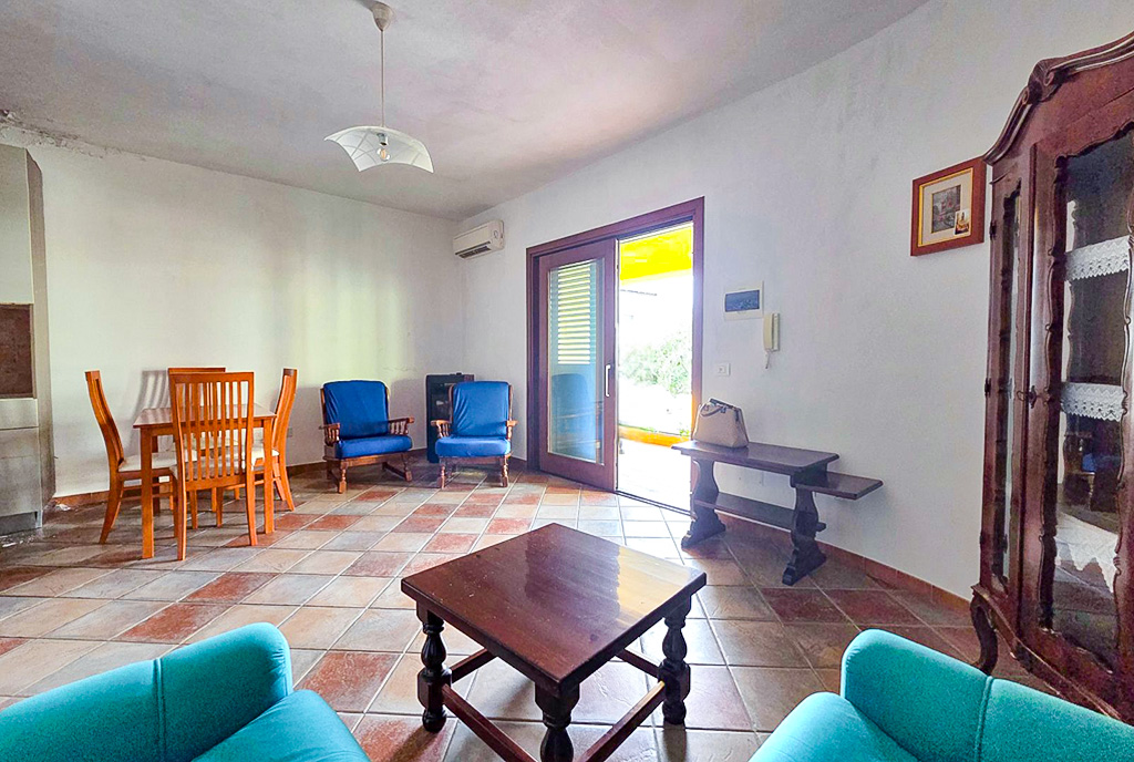 widok na salon w ekskluzywnym apartamencie do sprzedaży Włochy Lu Bagnu