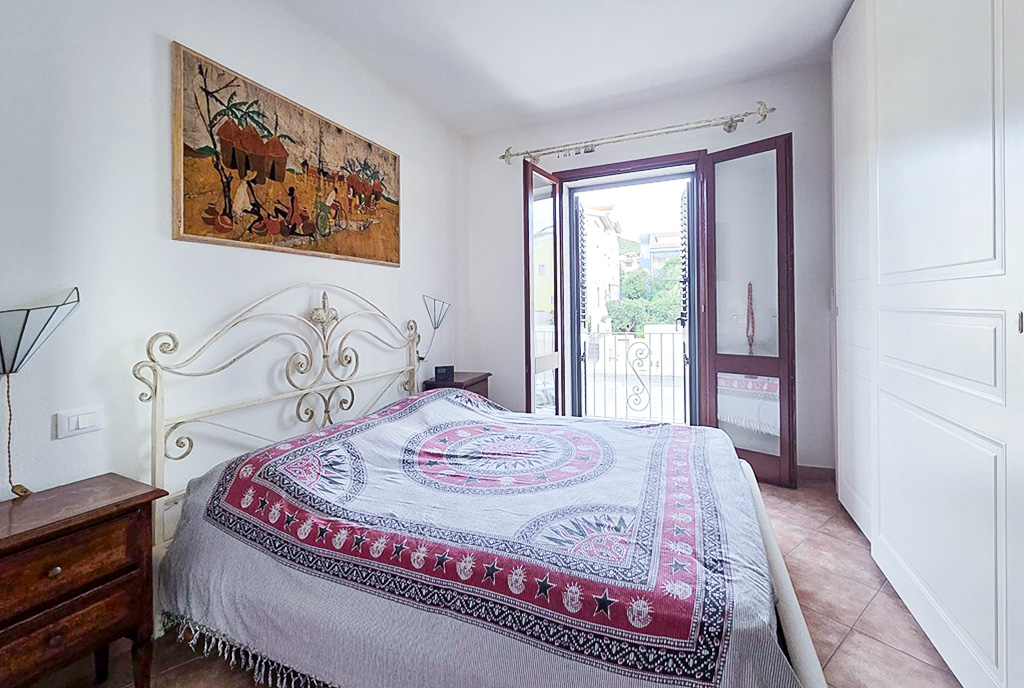 zaciszna sypialnia w ekskluzywnym apartamencie na sprzedaż Włochy Lu Bagnu