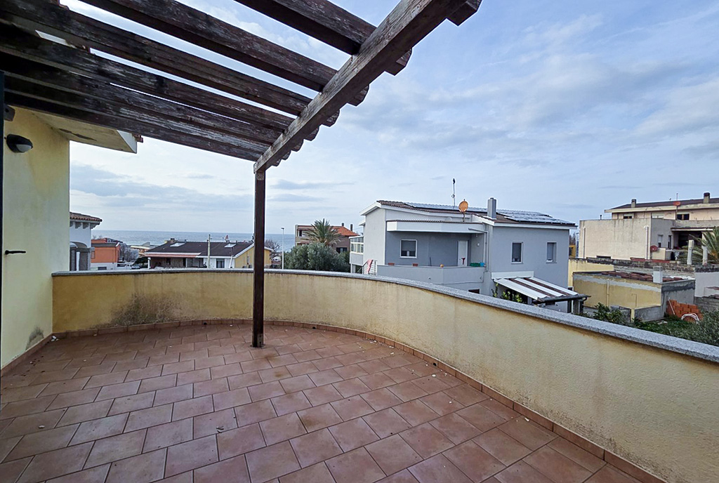 imponujący taras przy ekskluzywnym apartamencie na sprzedaż Włochy Lu Bagnu