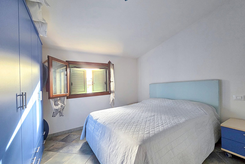 kameralna sypialnia w luksusowym apartamencie na sprzedaż Włochy Lu Bagnu