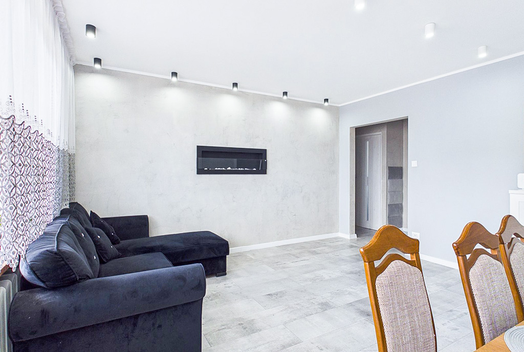 zaprojektowany w bieli pokój dzienny w ekskluzywnym apartamencie do sprzedaży Zielona Góra okolice