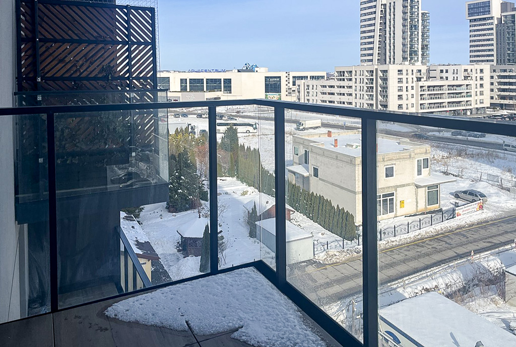 widokowy balkon przy ekskluzywnym apartamencie na wynajem Gdynia okolice