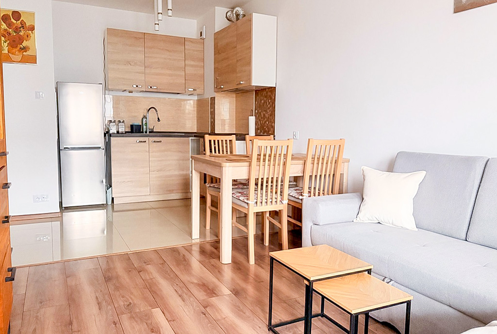 widok z salonu na kuchnię w luksusowym apartamencie do wynajmu Gorzów Wielkopolski