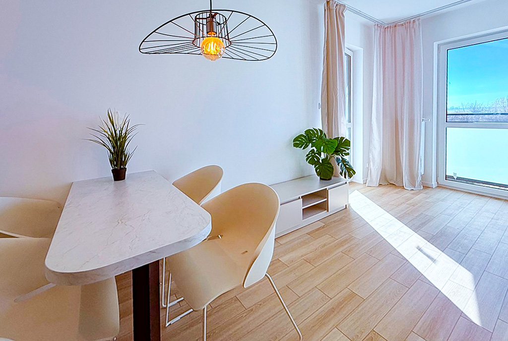 słoneczny salon w ekskluzywnym apartamencie do wynajęcia Katowice okolice