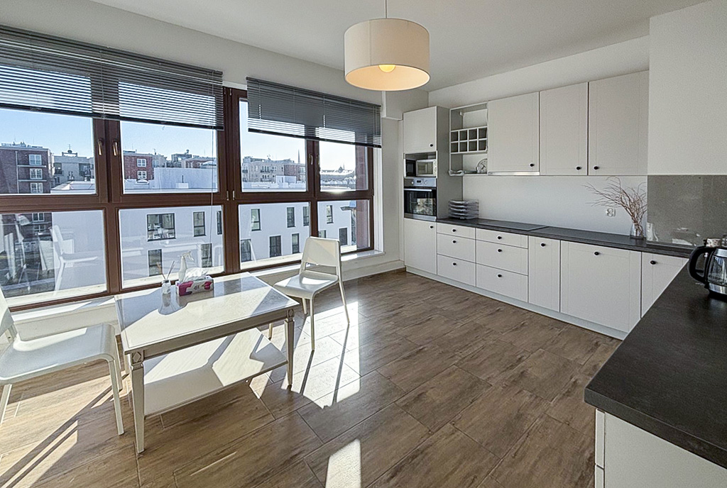 słoneczny salon w ekskluzywnym apartamencie do wynajęcia Szczecin