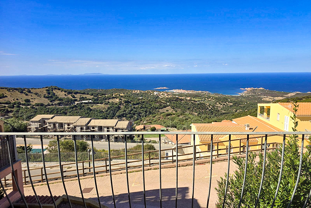 słoneczny balkon przy ekskluzywnym domu na sprzedaż Włochy Trinita