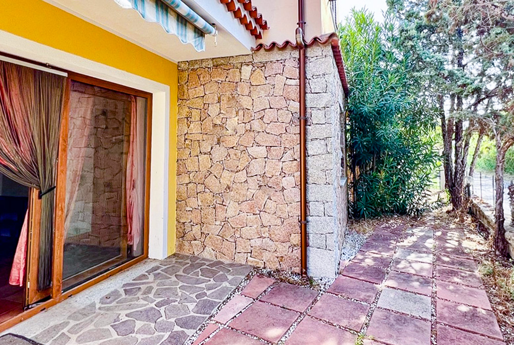 widok na taras przy ekskluzywnym domu na sprzedaż Włochy Valledoria