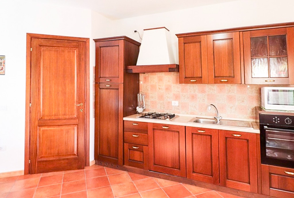 zbliżenie na kuchnię w luksusowym domu na sprzedaż Włochy Valledoria