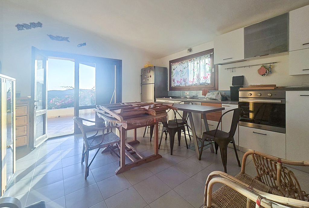 pełne słońca wnętrze ekskluzywnego domu do sprzedaży Włochy Costa Paradiso