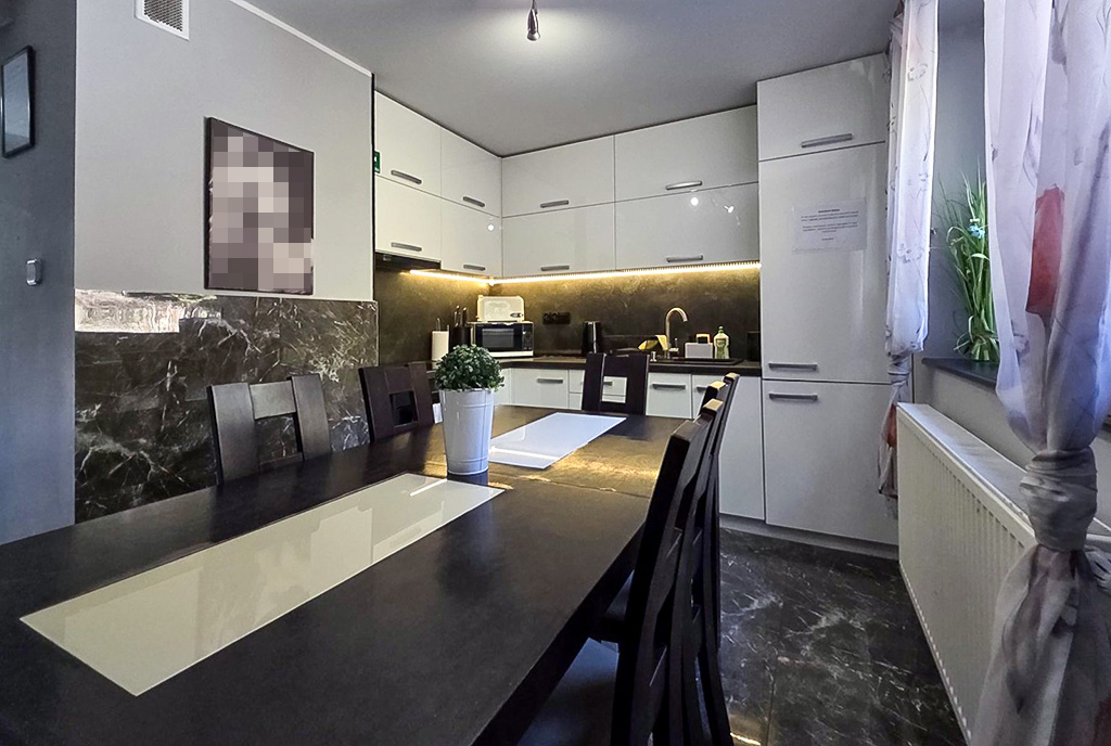 zbliżenie na kuchnię i jadalnię w luksusowej willi na sprzedaż Bielsko-Biała okolice