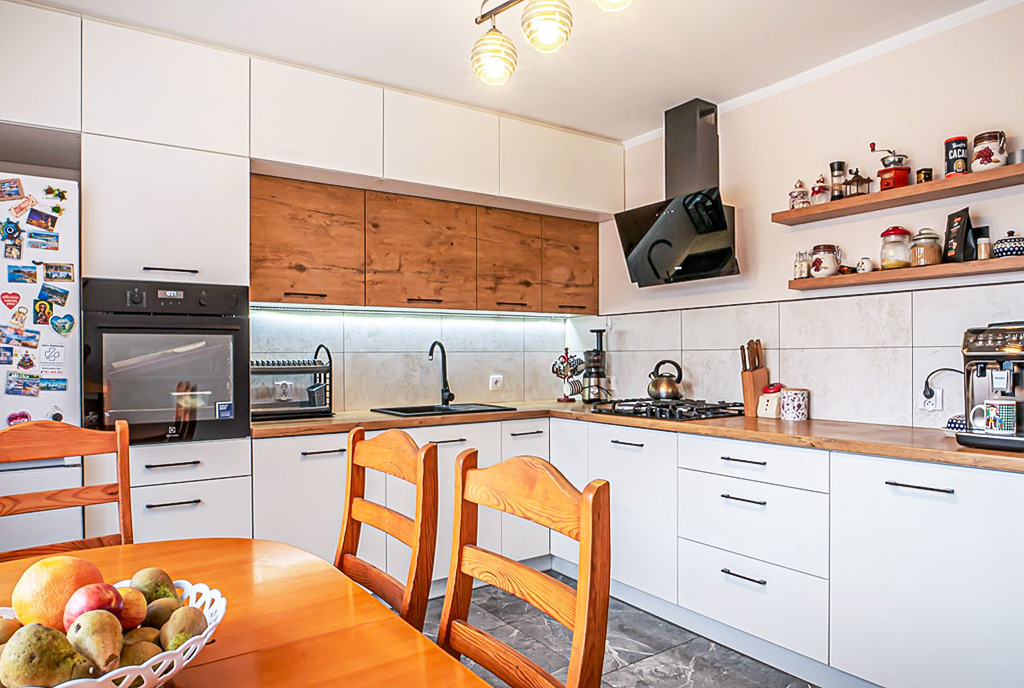 jadalnia oraz kuchnia w luksusowej willi na sprzedaż Bolesławiec okolice