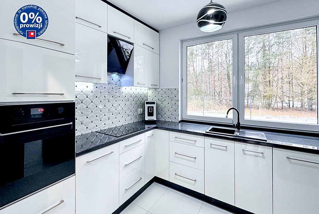 zaprojektowana w bieli kuchni w luksusowym apartamencie na sprzedaż Katowice okolice