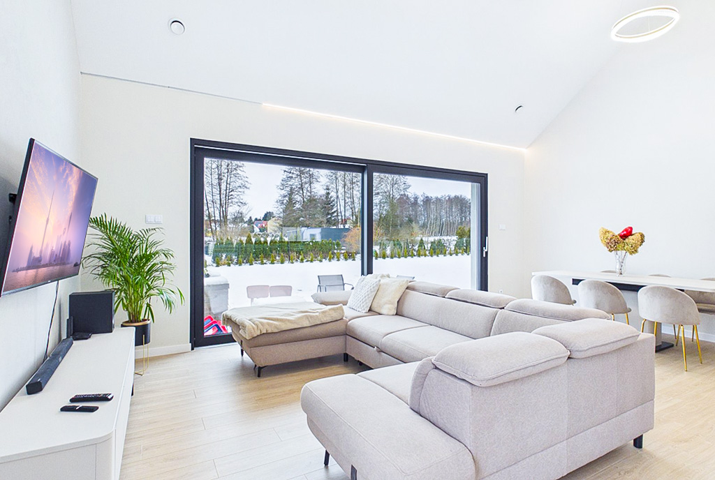 imponujący salon w ekskluzywnej willi o sprzedaży Legnica okolice