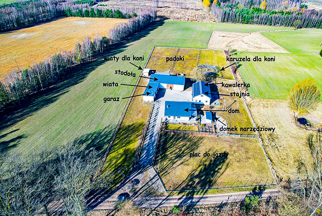 zdjęcie wykonane z drona pokazujące od góry ekskluzywną willę na sprzedaż Poznań (okolice)