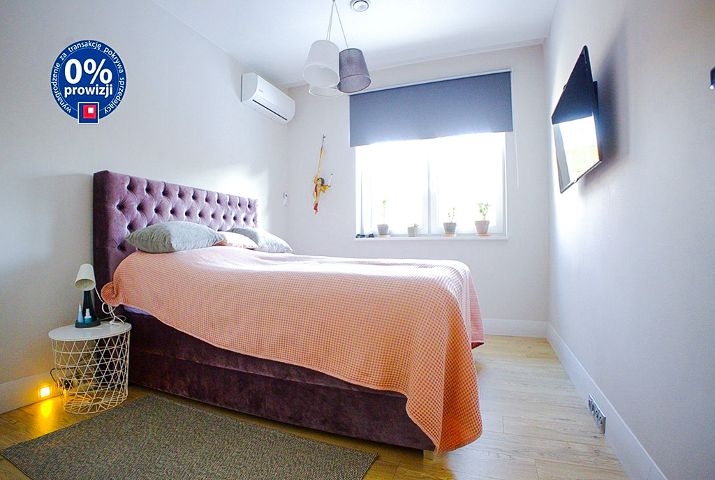 fragment sypialni w ekskluzywnej willi na sprzedaż Warszawa okolice