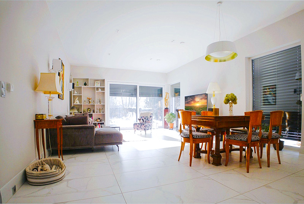 ogromny pokój dzienny w ekskluzywnej willi do sprzedaży Warszawa okolice